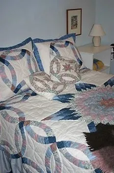 Hotel Alan Gardens Bed And Breakfast Toronto